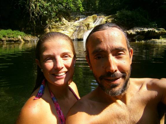 Felizes da vida, depois de chegar na cachoeira em afluente do rio Dulce, região de Livingston, na Guatemala